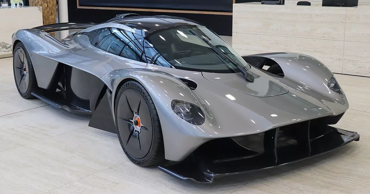 Aston Martin Valkyrie: Um dos supercarros mais avançados tecnologicamente, concebido em parceria com a Red Bull Racing.