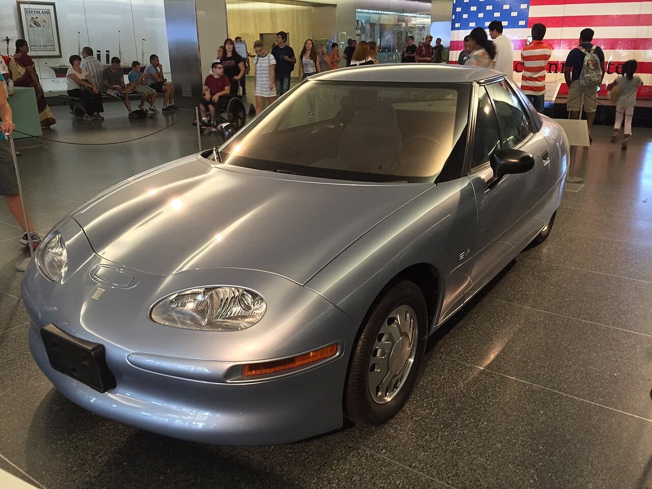 General Motors EV1 de 1997 em exposição no Museu Nacional Smithsonian de História Americana em Washington, DC.