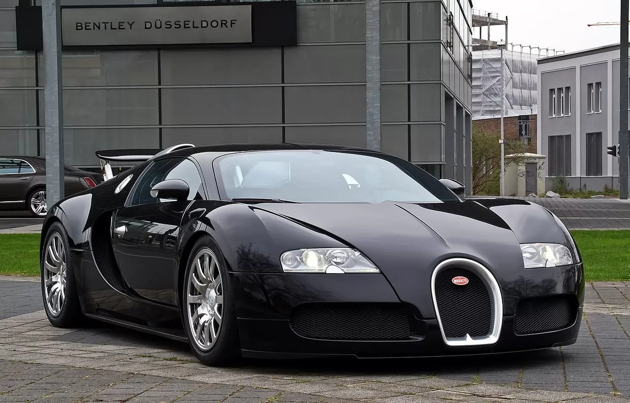 Bugatti Veyron: Famoso por quebrar recordes de velocidade, o Veyron combina luxo e potência extrema.