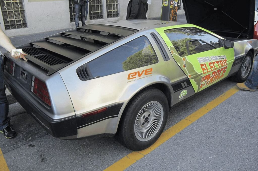 DeLorean Electric: Versão elétrica do icônico carro esportivo DeLorean ilustrando desafios de transição.