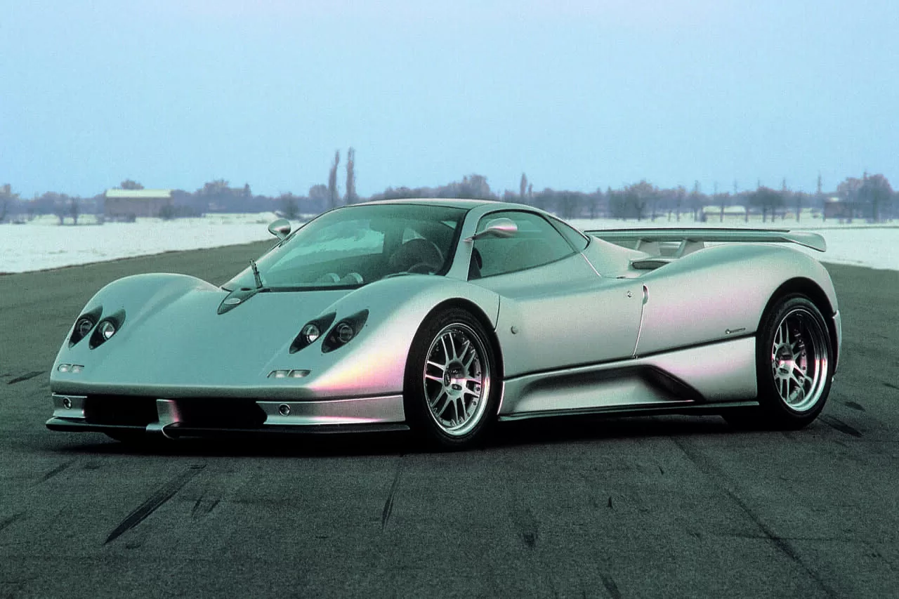 Pagani Zonda: Conhecido pelo design único e atenção aos detalhes, o Zonda estabeleceu Pagani como uma força no mundo dos supercarros.