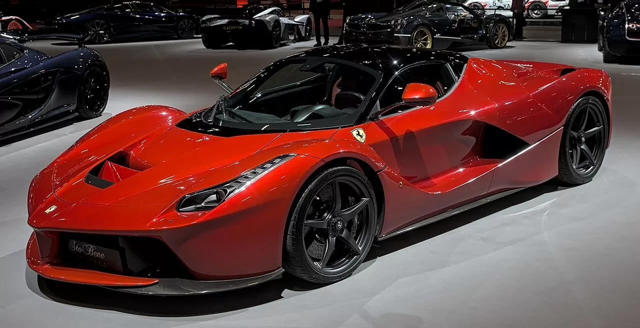 Ferrari LaFerrari: Combina tecnologia híbrida com a assinatura de performance e design de classe mundial da Ferrari.