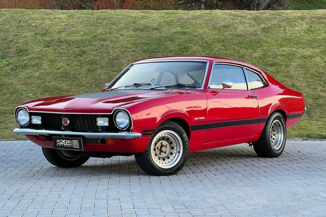 Maverick vermelho sob o sol escaldante, símbolo da potência dos anos 70.