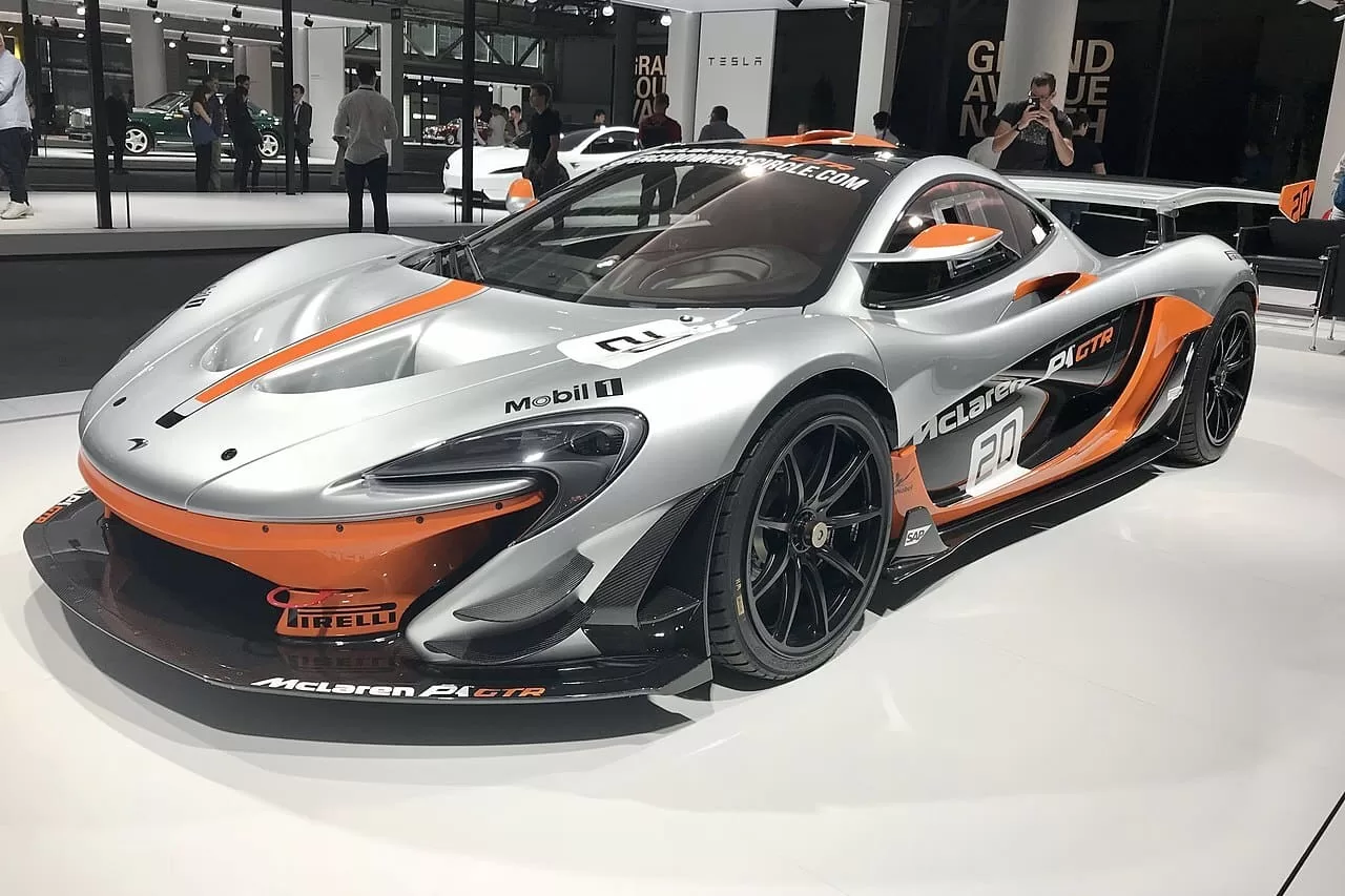 McLaren P1: Outro híbrido revolucionário, o P1 exemplifica a abordagem de alto desempenho e eficiência da McLaren.