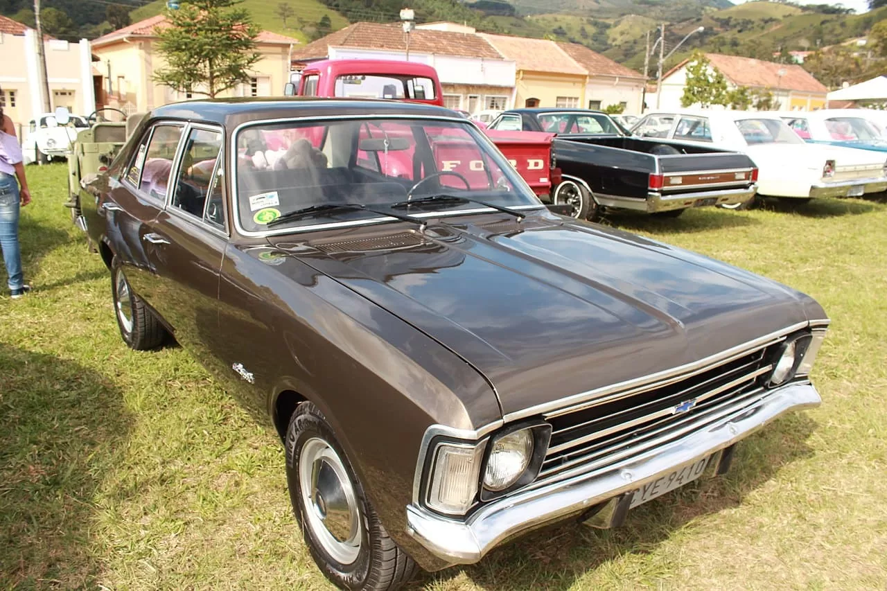 Opala estacionado em um encontro de carros clássicos, destacando sua robustez.