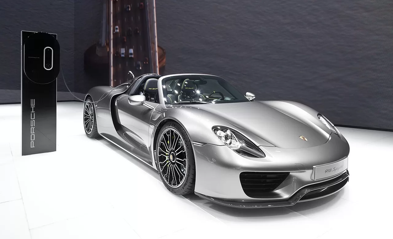 Porsche 918 Spyder: Supercarro híbrido que destaca o compromisso da Porsche com a inovação e a sustentabilidade.