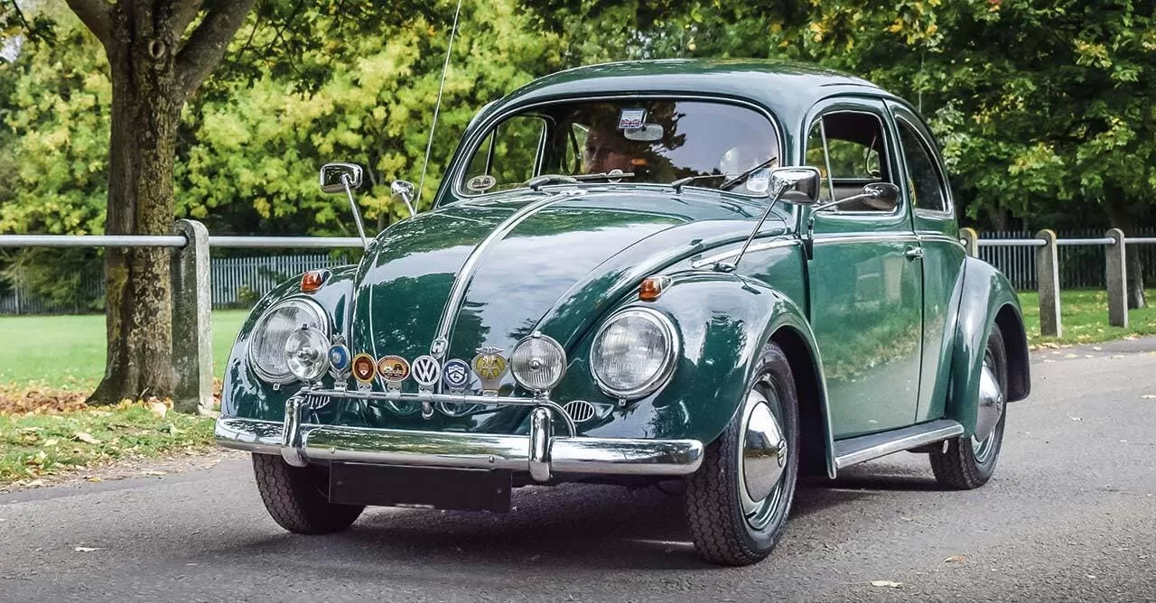 Fusca verde em uma estrada rural, símbolo da simplicidade e tradição no Brasil.