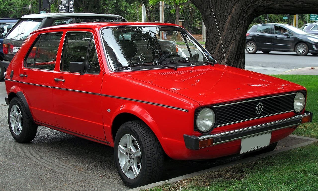 Lançamento do Golf: O Volkswagen Golf na década de 1974, um compacto pioneiro no design e funcionalidade.