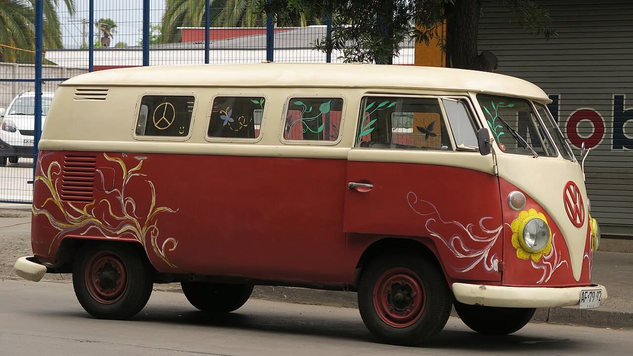 Kombi em Movimento: Volkswagen Kombi dos anos 1969, popular em movimentos contraculturais.