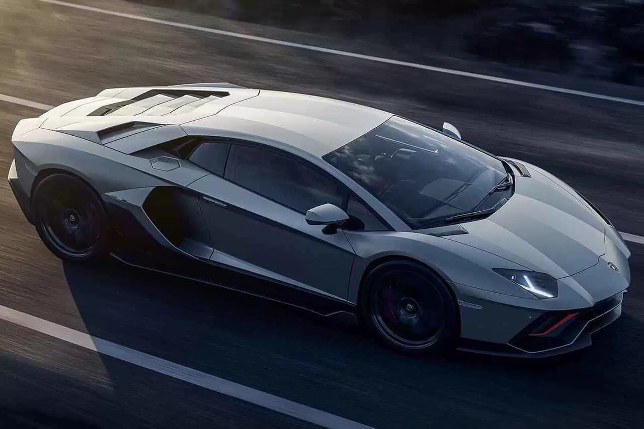 Lamborghini Aventador: Conhecido pelo seu motor V12 poderoso e design agressivo que define o estilo da Lamborghini.