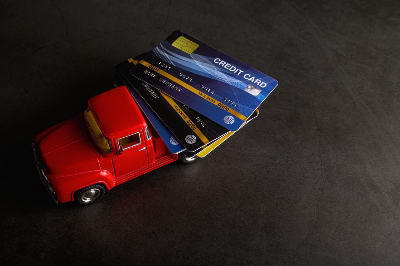 Documentação necessária, como carteira de motorista e cartão de crédito, para aluguel de carros seguro.