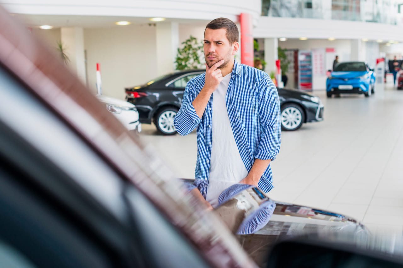 Pessoa ponderando entre escolher um carro elétrico ou a combustão, cercada por prós e contras.