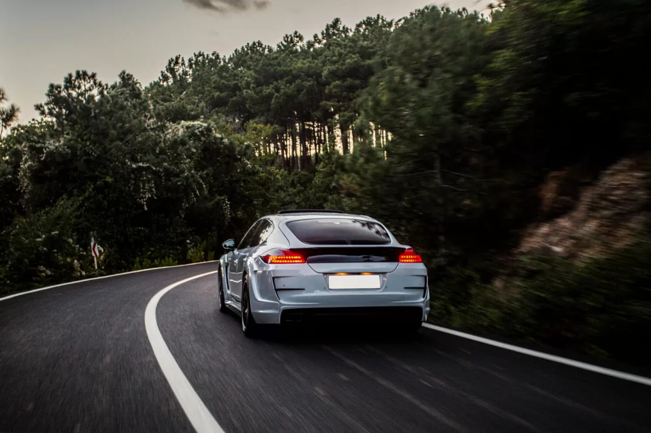 Veículo em Curva: "Importância da suspensão para estabilidade em curvas