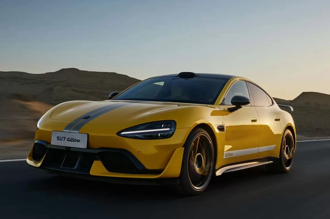 Esportivo elétrico Xiaomi SU7 Ultra acelerando em pista, destacando suas linhas aerodinâmicas e performance de 1.547 cv.
