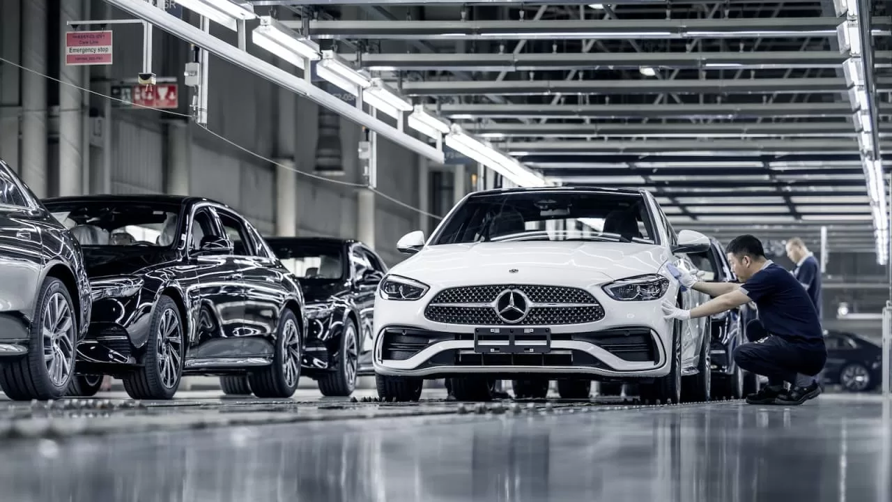 Interior da moderna fábrica da Mercedes-Benz na China.