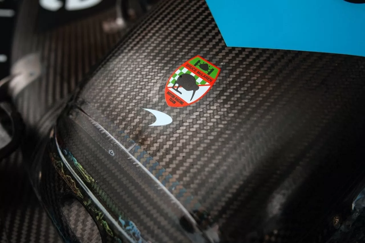 Logotipo da McLaren de 1963 em um capô de carro de Fórula 1.