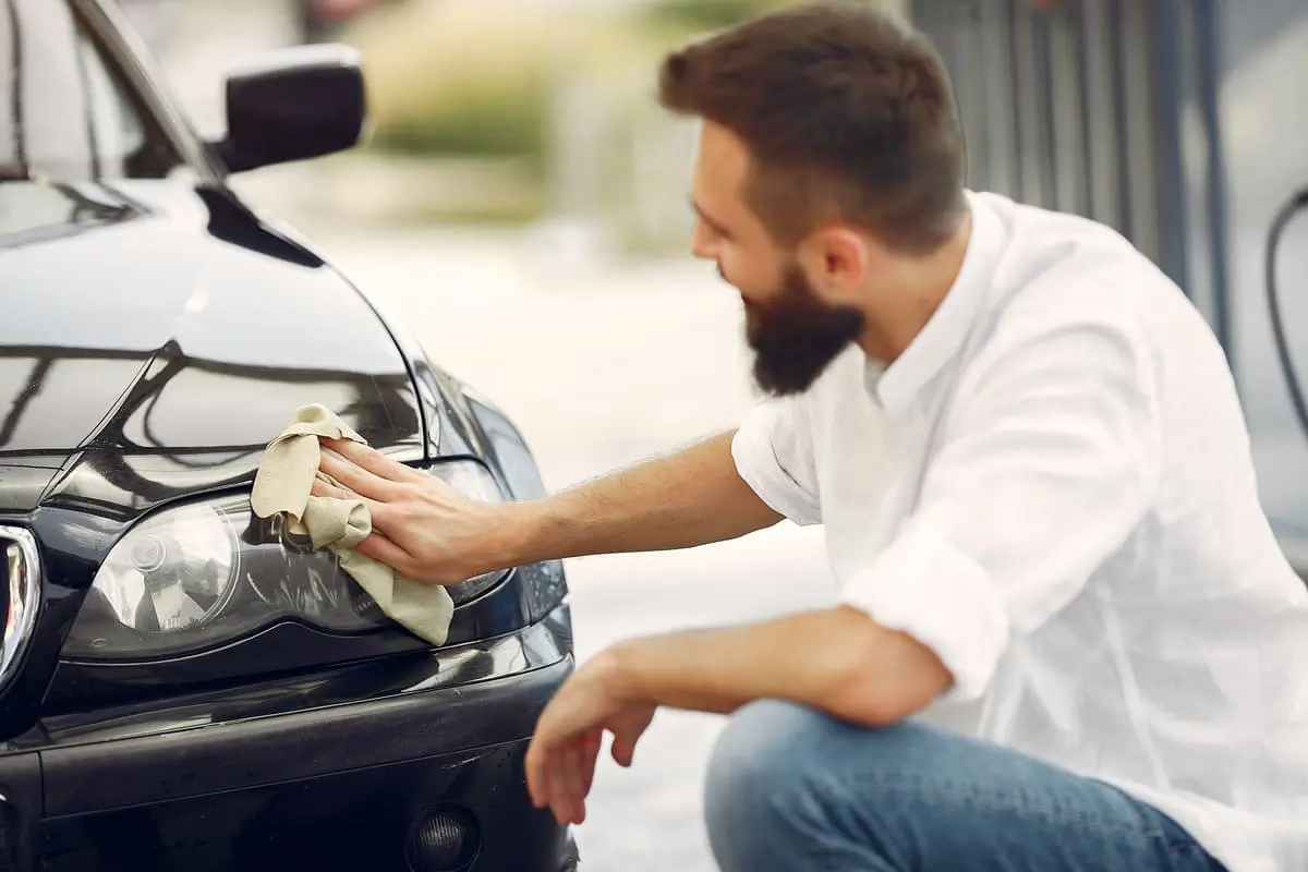 Homem encerando o carro