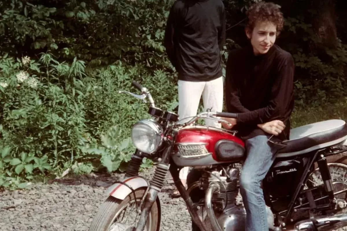 Bob Dylan e sua Triumph Tiger 100 nos anos 60