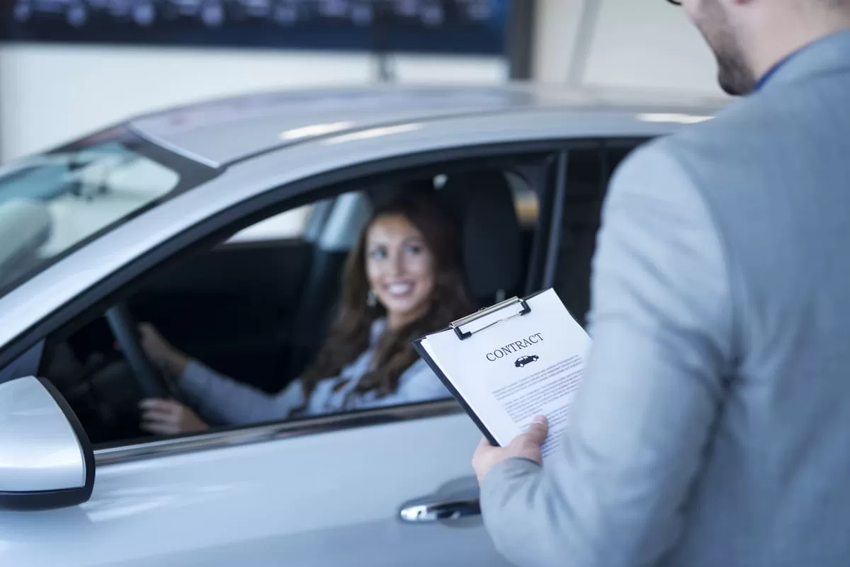 Cliente feliz comprando carro novo