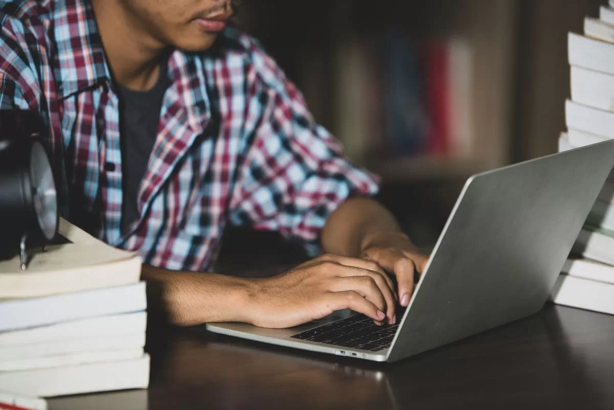Homem estudando no computador