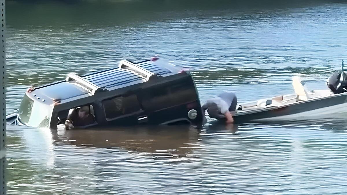 hummer-h3-afundou-no-barco