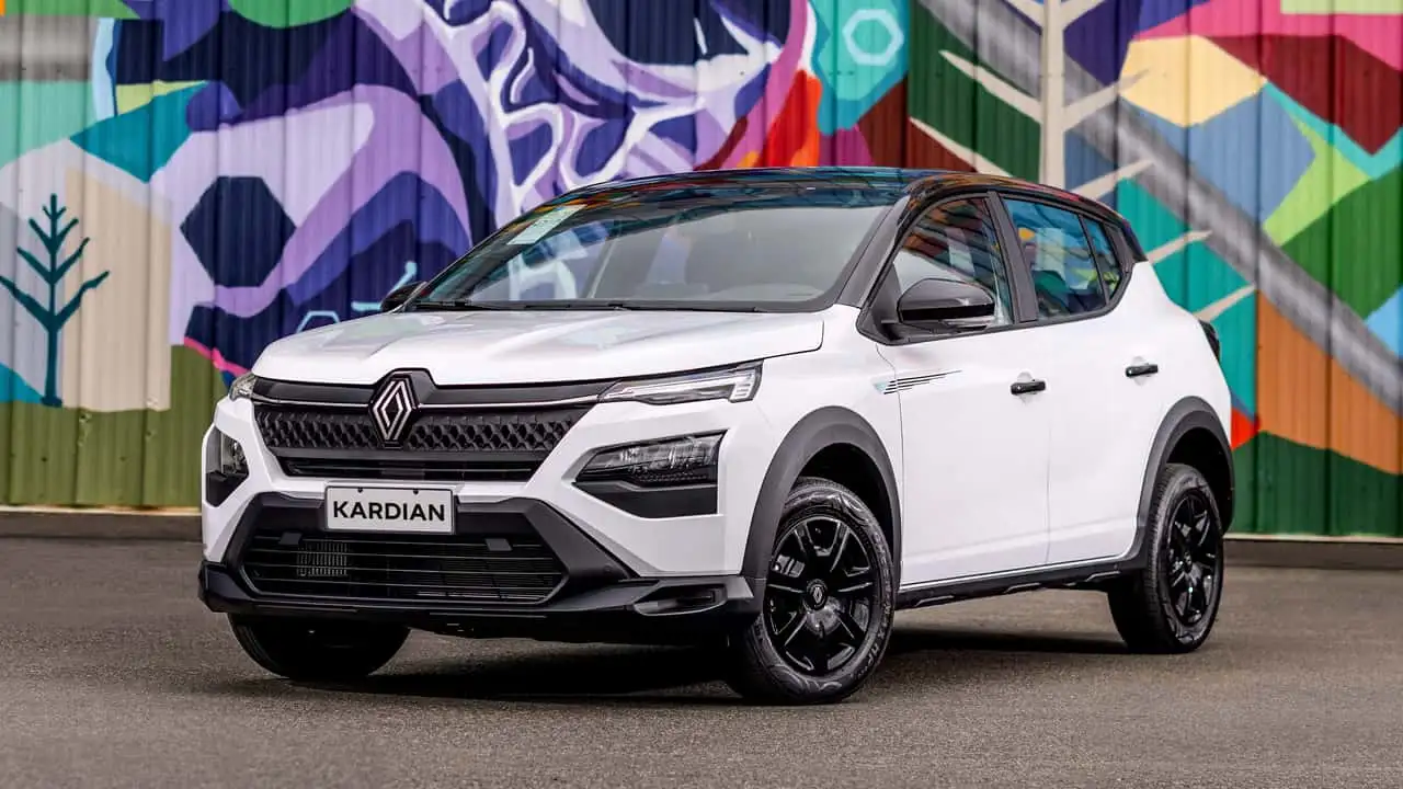 Crossover compacto Renault Kardian Vibe em área industrial, com rodas menores e visual simplificado